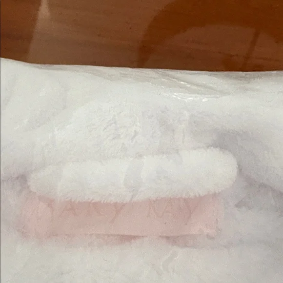 NWOT Mary Kay White Plush Robe - Picture 2 of 2